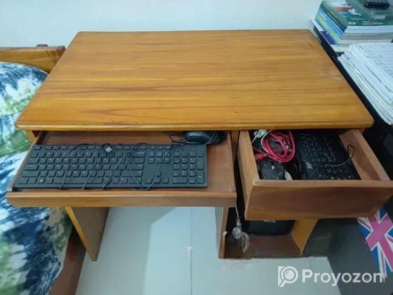 কাঠের ডেস্ক টেবিল