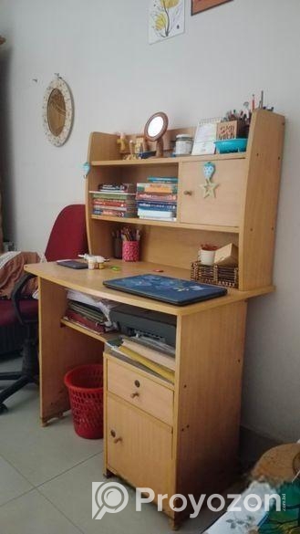 পড়ার টেবিল বিক্রয় হবে