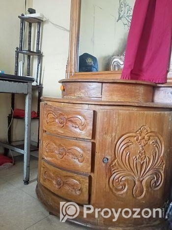 সেগুন কাঠের একটা ডেসিং টেবিল
