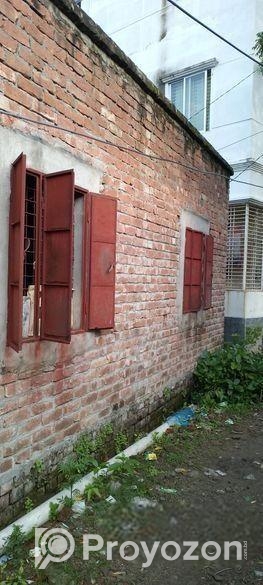 স্টেডিয়াম পাড়ায় টিনশেড বাড়িসহ ৪ কাঠা জমি বিক্র হবে