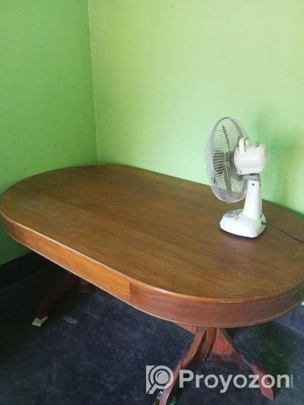 ডিনার টেবিল