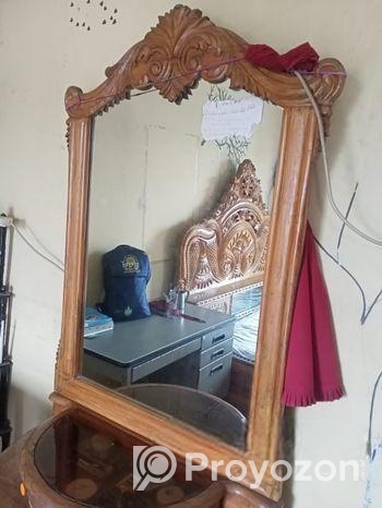 সেগুন কাঠের একটা ডেসিং টেবিল
