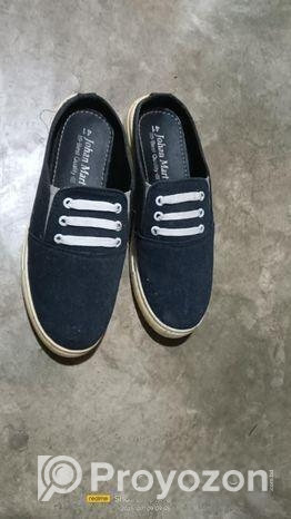 অনেক সুন্দর জুতা