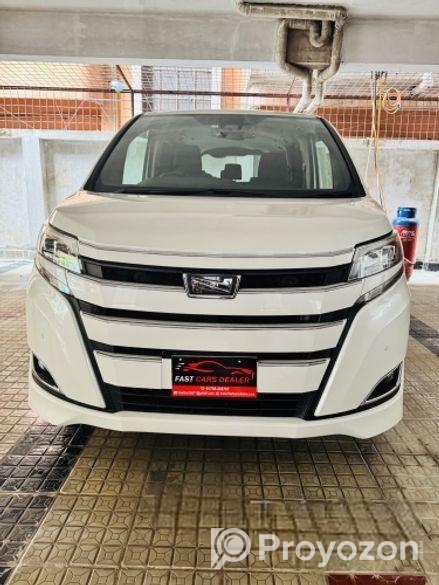 Toyota Noah . 2020