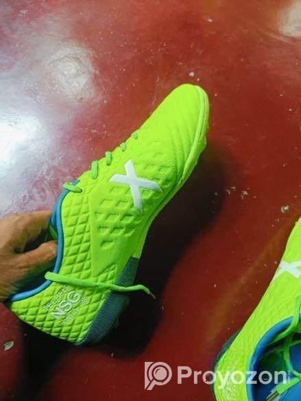 উজ্জ্বল সবুজ রঙের ফুটবল টার্ফ বুট