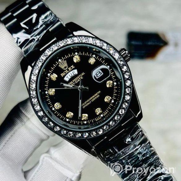 অনেক সুন্দর ঘড়ি।