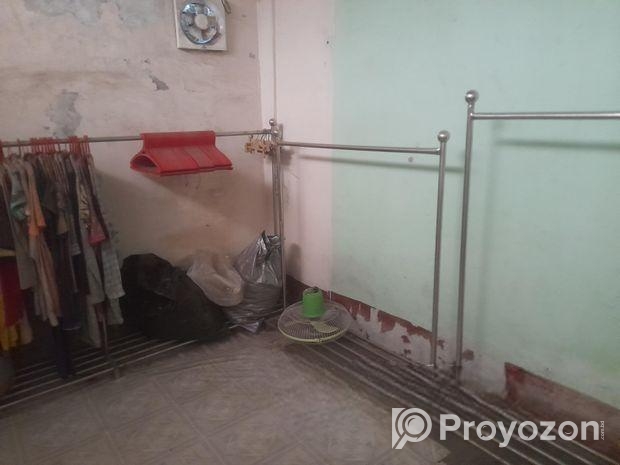 শো রুমের জন্য স্টান ও হেংগার বিক্রয় করা হবে