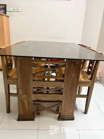 সেগুন কাঠের তৈরি ডাইনিং টেবিল এবং চেয়ার
