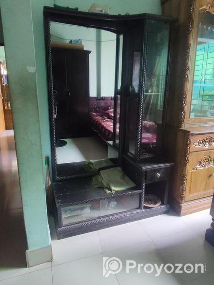 একটি ড্রেসিং টেবিল বিক্রয় হবে!