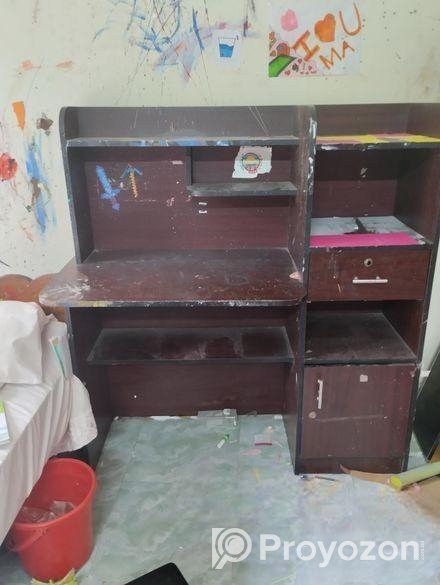 পুরাতন পড়ার টেবিল