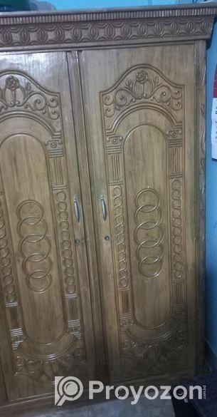 সেগুন কাঠের আলমিরা ব্যবহৃত