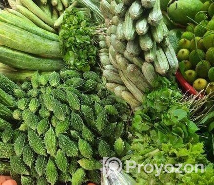 বিভিন্ন ধরনের কাচা সবজি বিক্রি করা হয়