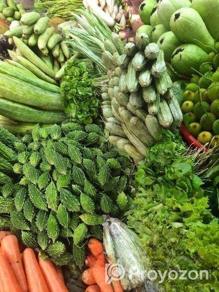 বিভিন্ন ধরনের কাচা সবজি বিক্রি করা হয়