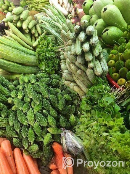 বিভিন্ন ধরনের কাচা সবজি বিক্রি করা হয়