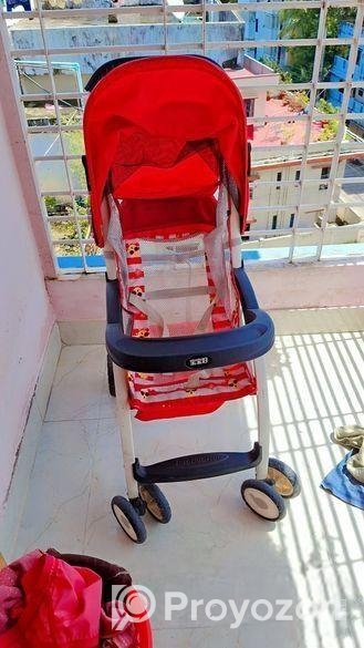 বাচ্চাদের একটি স্ট্রলার বিক্রি হবে