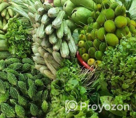 বিভিন্ন ধরনের কাচা সবজি বিক্রি করা হয়