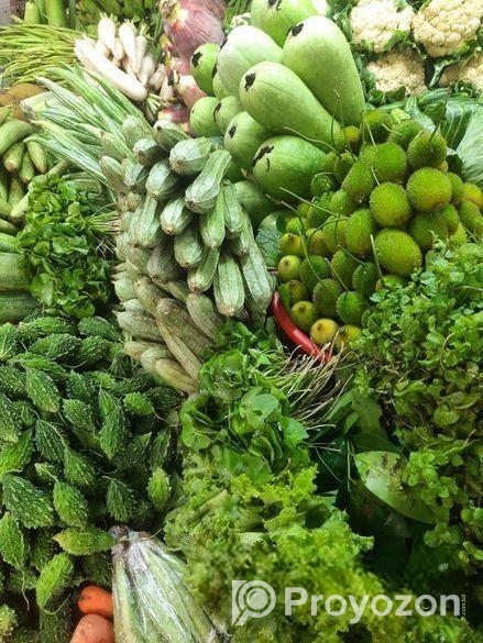 বিভিন্ন ধরনের কাচা সবজি বিক্রি করা হয়