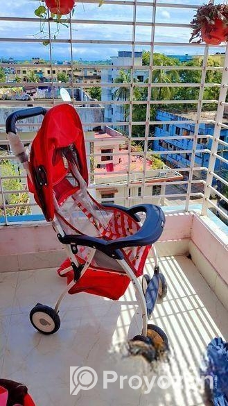 বাচ্চাদের একটি স্ট্রলার বিক্রি হবে