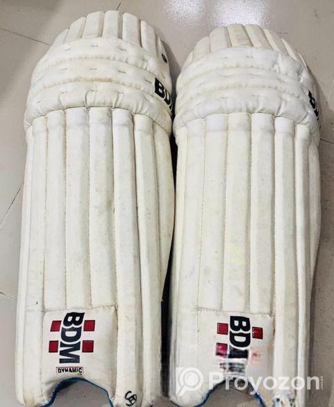 ক্রিকেট খেলার সরঞ্জাম