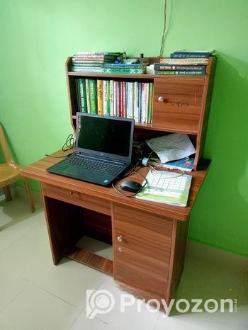 পড়ার টেবিল