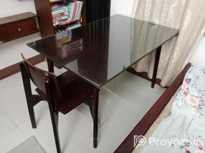 REGAL Dining table with Glass Cover