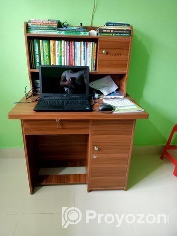 পড়ার টেবিল