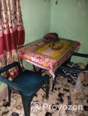 আমি একটি টেবিল ও দুটি চেয়ার বিক্রি করতে চাই