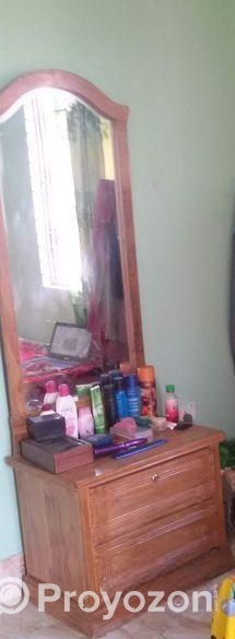 কাঠের ড্রেসিং টেবিল