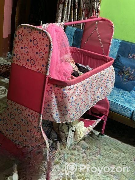 বাচ্চাদের দোলনা