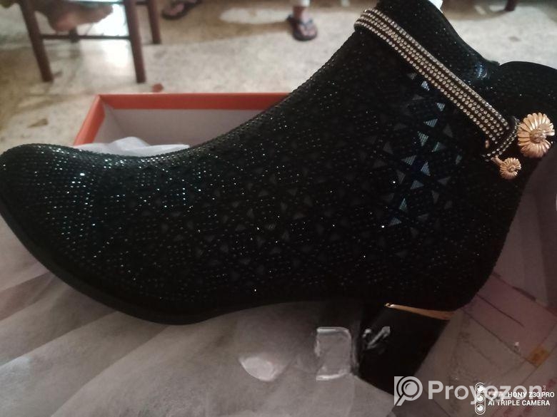 দারুণ অফার: নতুন জুতো