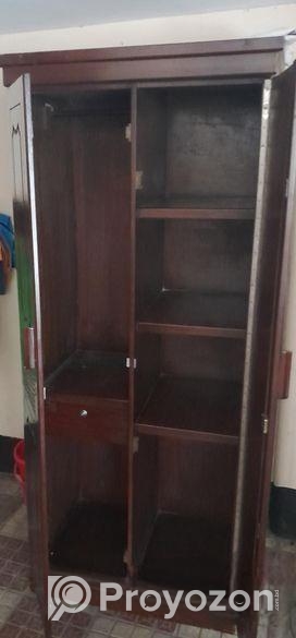 ওক ভেনিয়ারের তৈরী একটি আলমারি বিক্রি হইবে।