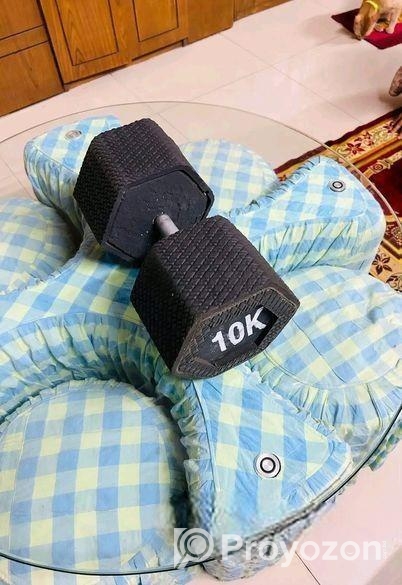 সিমেন্ট ঢালাই উপরে রবারের কার্পেট লাগানো ডাম্বেল।