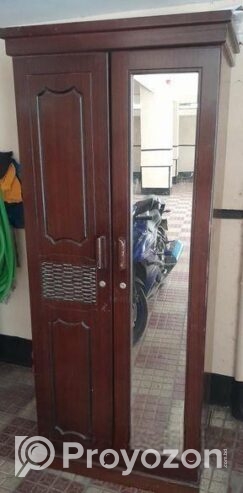 ওক ভেনিয়ারের তৈরী একটি আলমারি বিক্রি হইবে।