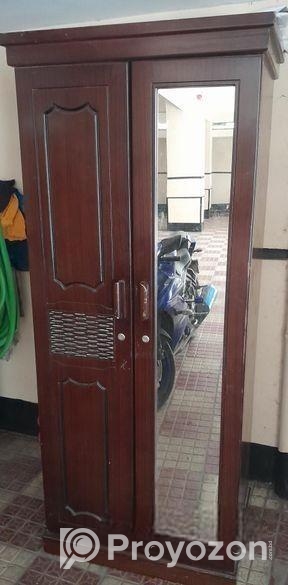 ওক ভেনিয়ারের তৈরী একটি আলমারি বিক্রি হইবে।