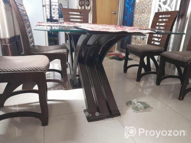 একটি মালয়শিয়ান ওক কাঠের ডাইনিং টেবিল বিক্রি হইবে