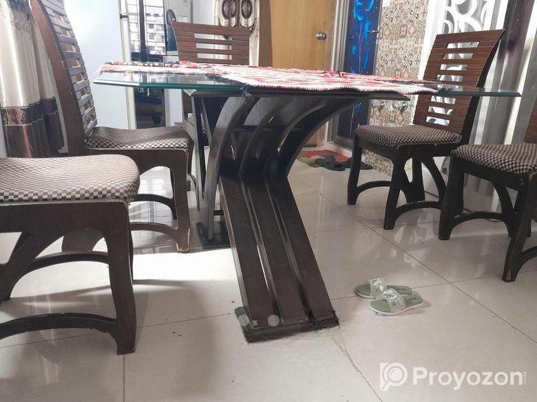 একটি মালয়শিয়ান ওক কাঠের ডাইনিং টেবিল বিক্রি হইবে