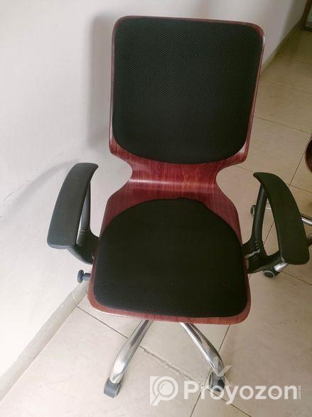 ৪ টা ওয়ার্কস্টেশন বিক্রি হবে