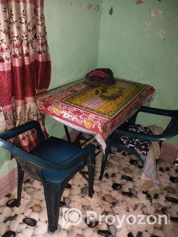 আমি একটি টেবিল ও দুটি চেয়ার বিক্রি করতে চাই