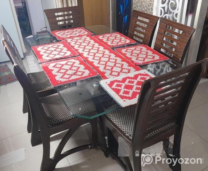 একটি মালয়শিয়ান ওক কাঠের ডাইনিং টেবিল বিক্রি হইবে