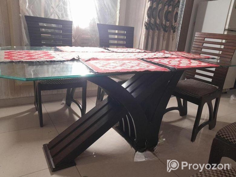 একটি মালয়শিয়ান ওক কাঠের ডাইনিং টেবিল বিক্রি হইবে