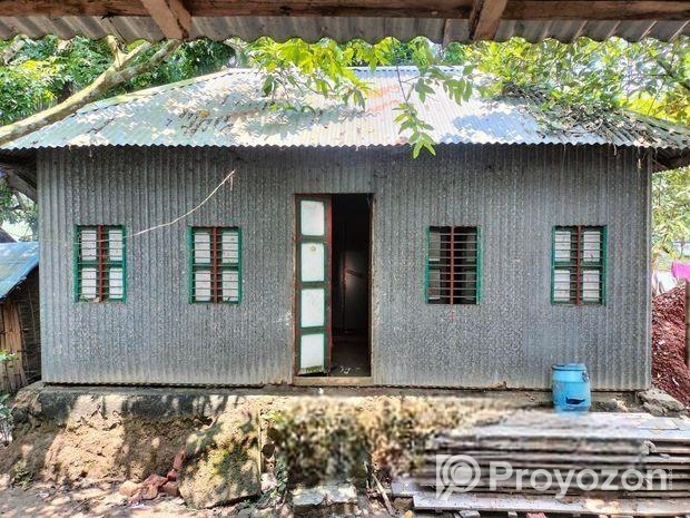 টিন এবং কাঠের ঘর