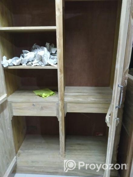 কাঠের আলমারি