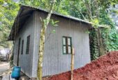 টিন এবং কাঠের ঘর