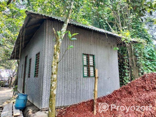 টিন এবং কাঠের ঘর