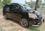 Toyota Noah . 2002