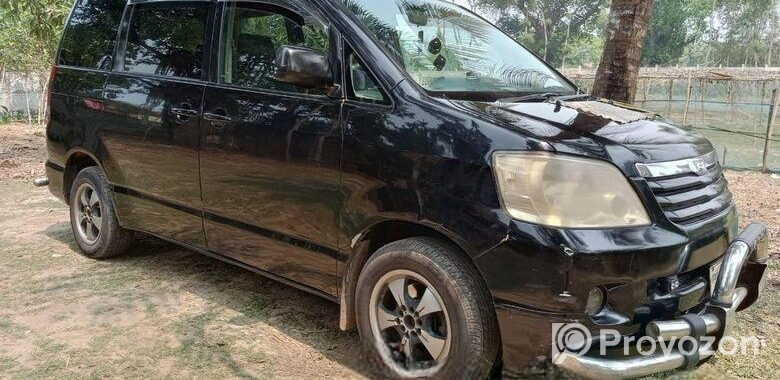 Toyota Noah . 2002