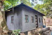 টিন এবং কাঠের ঘর
