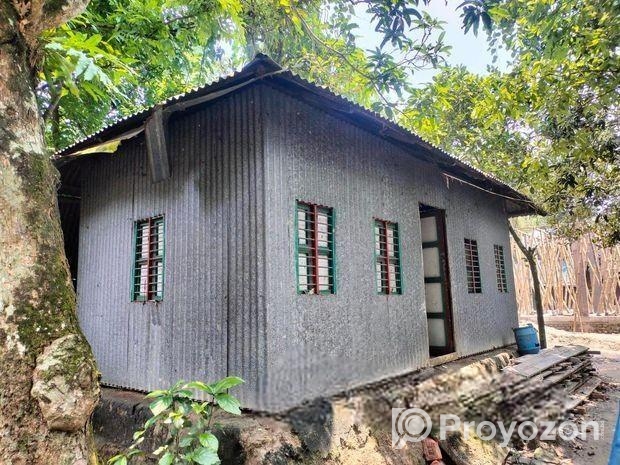 টিন এবং কাঠের ঘর
