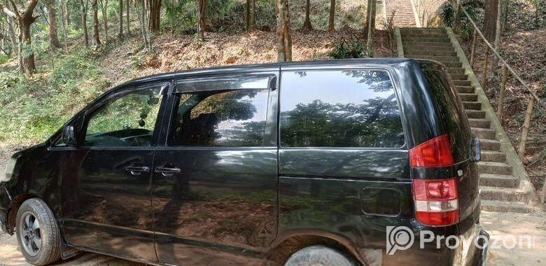 Toyota Noah . 2002