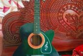 প্রায় নতুন একটি ক্লাসিক গিটার বিক্রি করা হবে